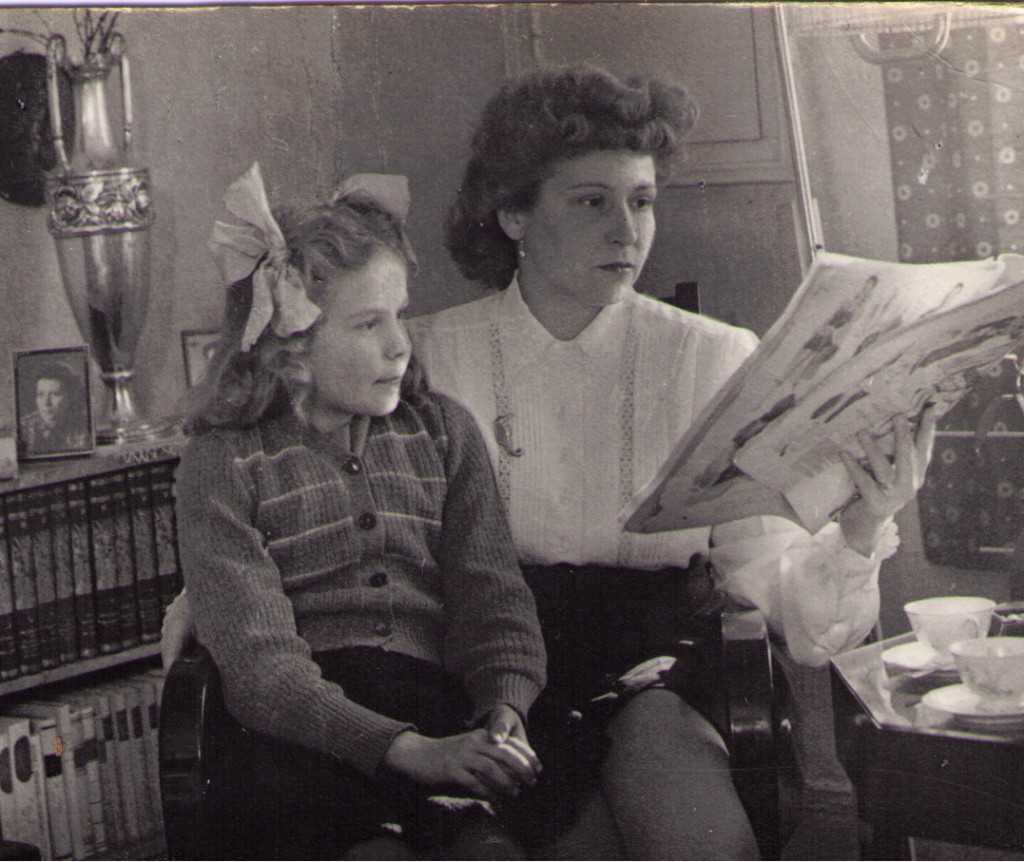 Kuva on Taka-Töölön asunnosta, minä ja äiti v. 1948. (Mannerheimintie 122). Foto on Laila  Zätterlöf Christiansenin hima-albumista. 