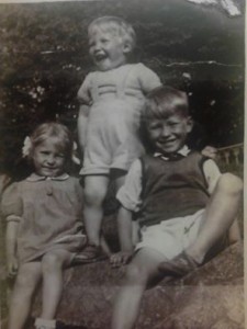Maailman historian ainoo foto, jossa staijaa meitsi, pikkubroidi ja -systeri. Foton skotas faijan broidi, Kaarlo Koroma, vuonna 1949. Mestassa Johiksen tsyrkan kaltsi.