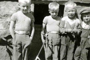 Kuntsin kundit 1955. Markku ja potkulauta keskellä.  Kuva©Markku Poutanen 