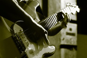 1280px-Guitar_play