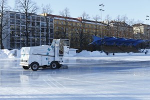 Brahen tekojääkentän jäähoitokone duunissa