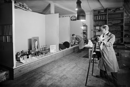 Elannon malli-ikkunaa kuvaa koristeluosastolla (somistamo) Eino Heinonen, foto: hel.fi