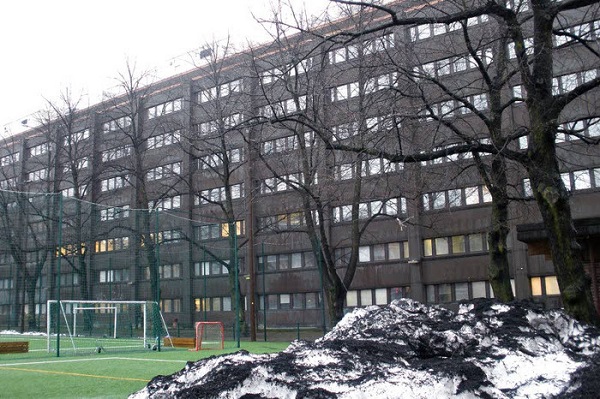 Purkamista odottava virastotalo valmistui Haapaniemenkatu 4:ään vuonna 1974. Sen vieressä on Väinö Tannerin kentän tekonurmi. Foto: Jussi Vehkasalo