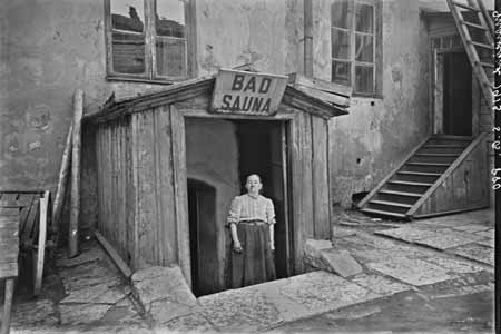 Sauna Marie-Badin sisäänkäynti pihan puolelta. Mariankatu 13a. Nlasi880 0880