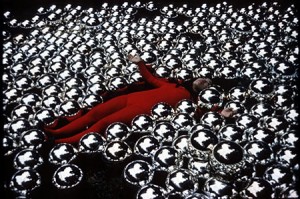 Kusama teoksessaan Narkikoksen puutarha Kuva/ Ham