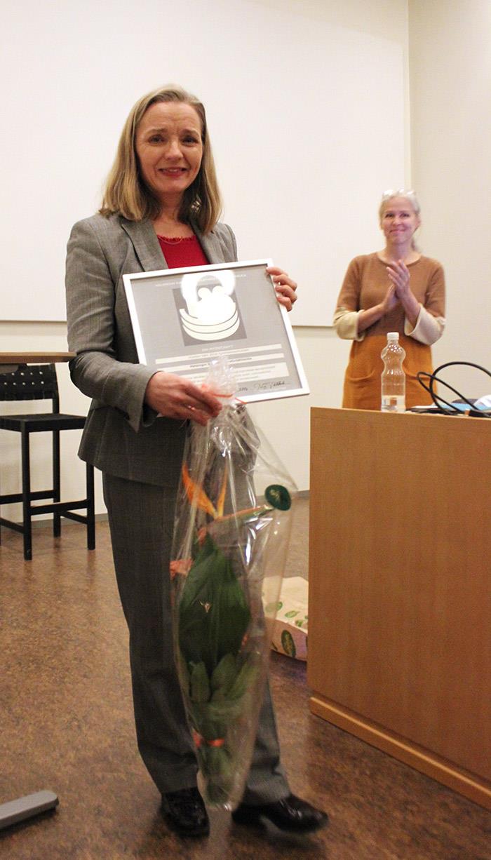 Helsingin Sataman viestintäpäällikkö Eeva Hietanen otti tiiminsä edustajana tunnustuksen vastaan tiistaina 22.11.2016 Helsingin kaupunginosayhdistykset ry:n syyskokouksen yhteydessä. Foto: Helka / uutiset